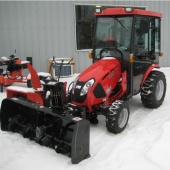 Фото: Снегоуборочный трактор TYM T233 с кабиной и роторным снегоуборщиком